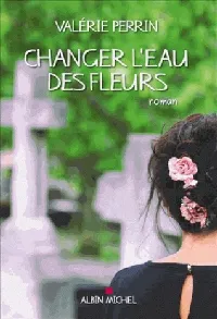 Changer l'eau des fleurs